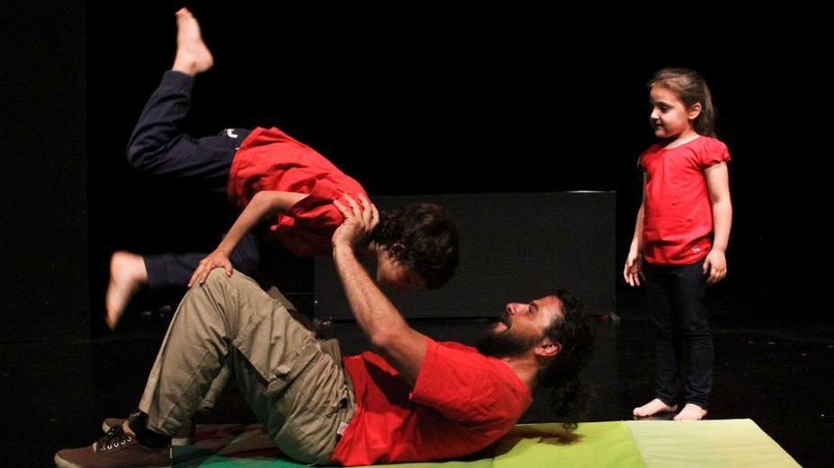 Modena, mani a terra e piedi in aria e ti scopri artista del circo