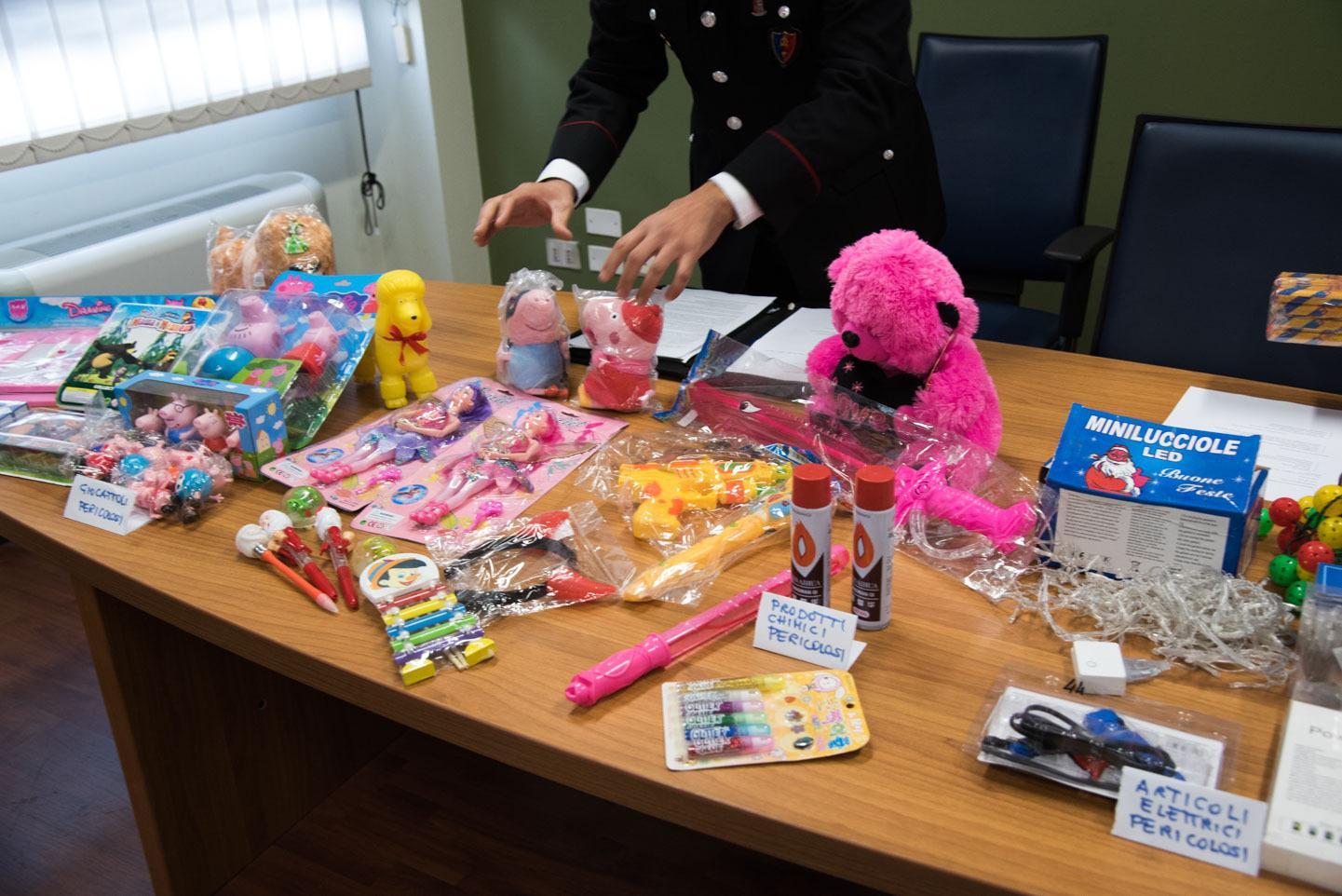 Giocattoli e abbigliamento senza informazioni sull'etichetta: sequestrati 5.500 pezzi