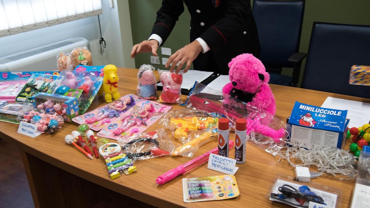 Giocattoli e abbigliamento senza informazioni sull'etichetta: sequestrati 5.500 pezzi