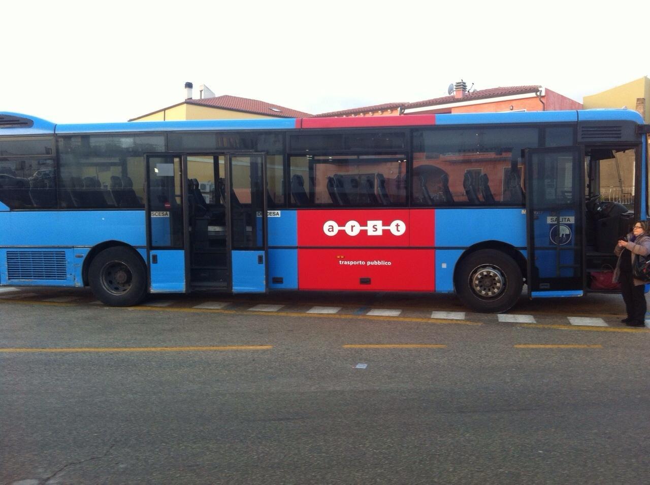 Pedone investito da un pullman dell'Arst: bus bloccati in via Roma