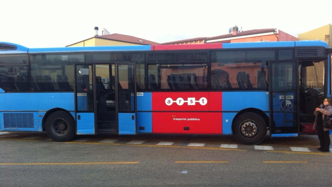 Pedone investito da un pullman dell'Arst: bus bloccati in via Roma