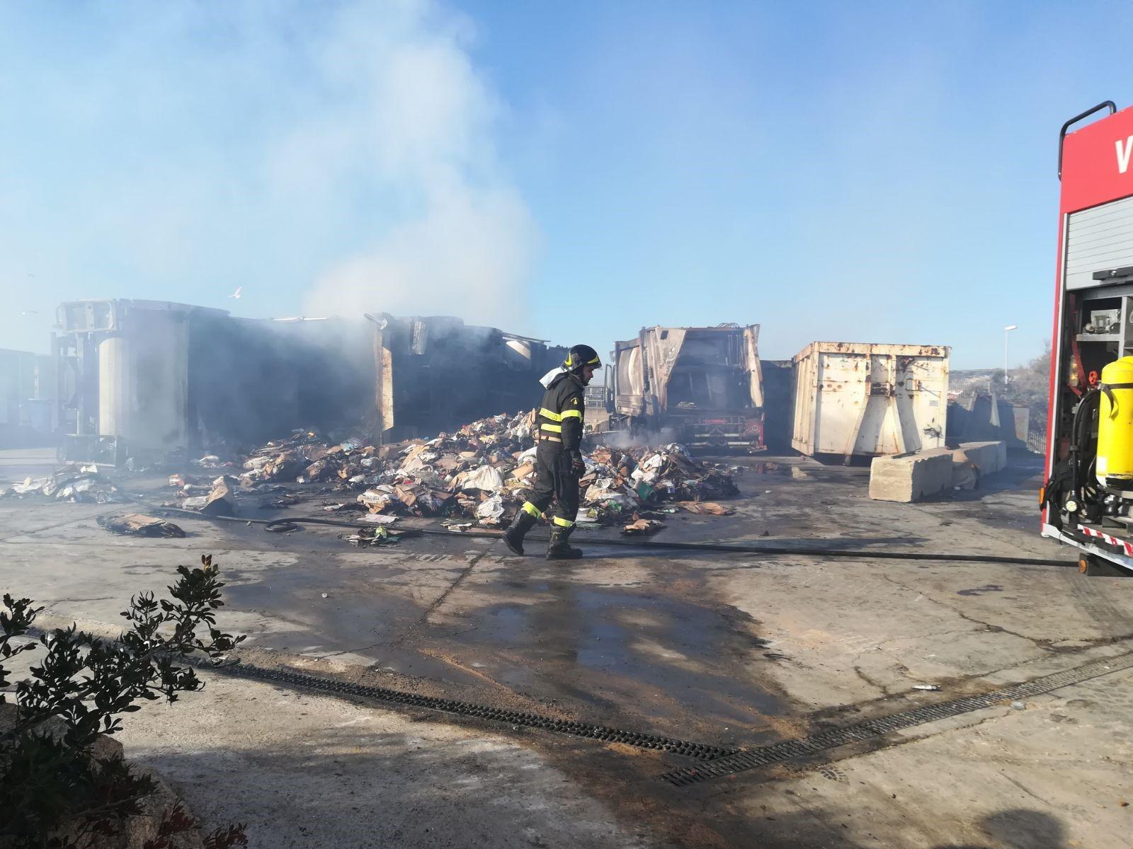 I mezzi distrutti dall'incendio nella discarica dei rifiuti