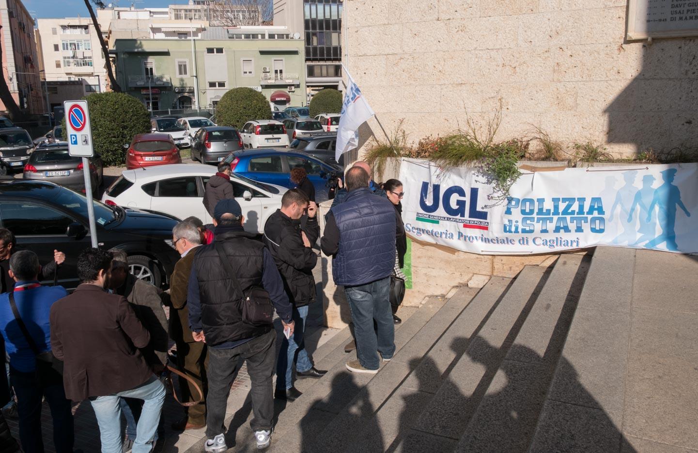 La protesta dei sindacati degli agenti di polizia davanti alla questura (foto Mario Rosas)