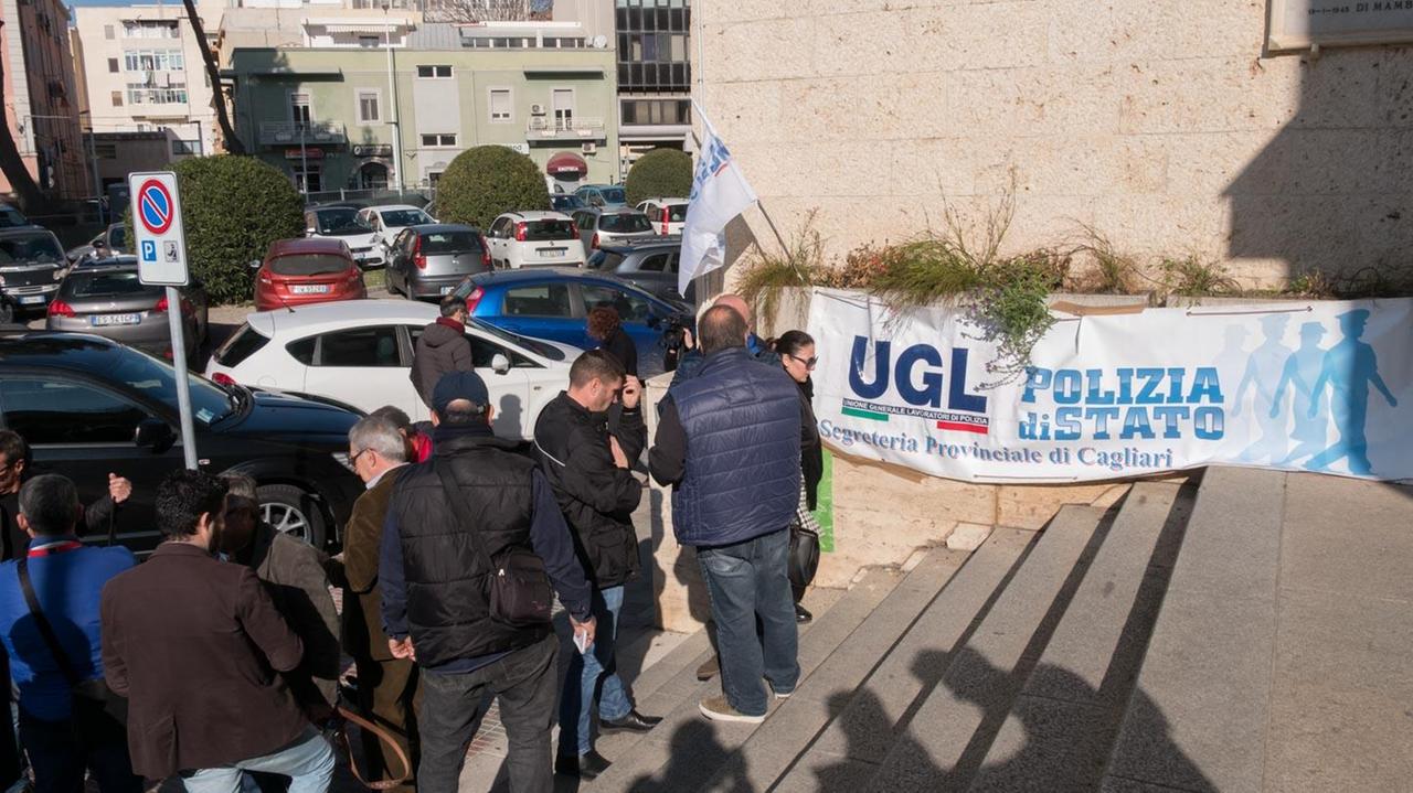 La protesta dei sindacati degli agenti di polizia davanti alla questura (foto Mario Rosas)