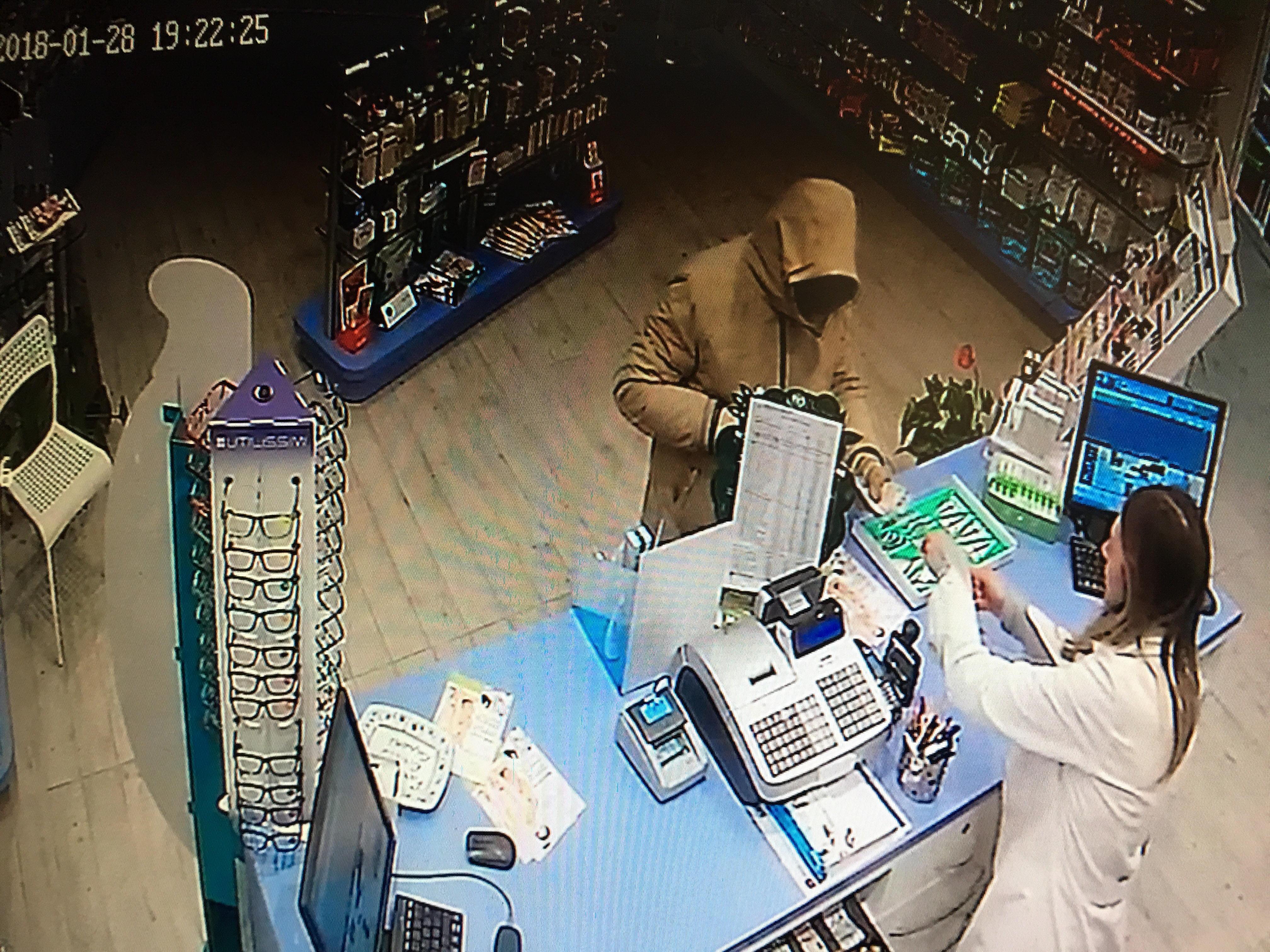 Il rapinatore in farmacia ripreso dalla telecamera