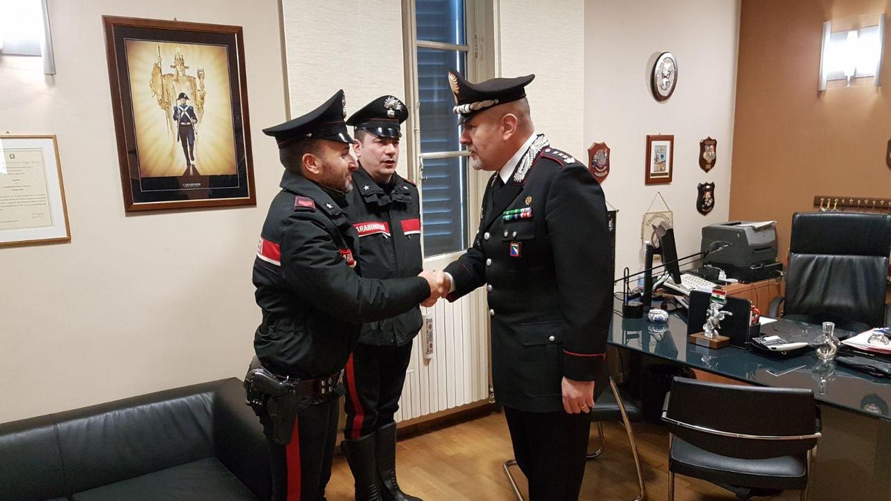Reggio Emilia: si impicca nel garage di casa, salvato da due carabinieri
