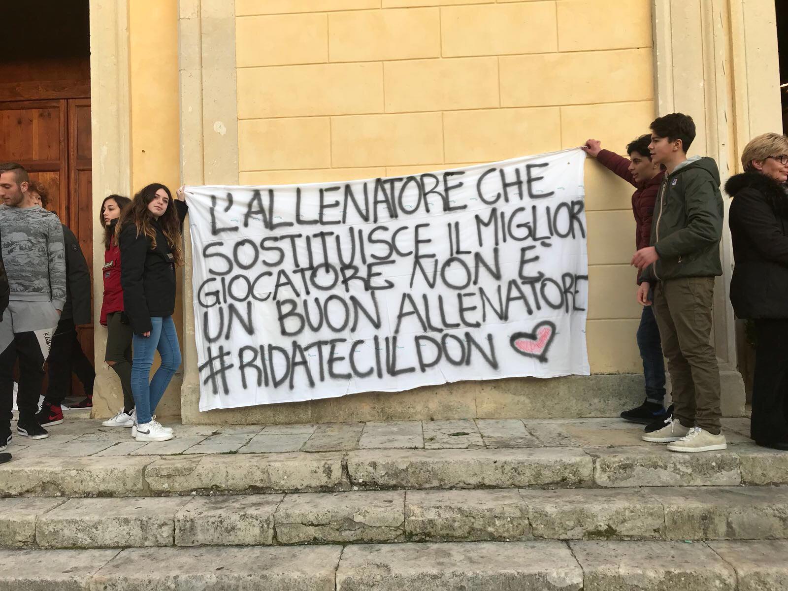 Uno striscione contro la decisione del vescovo