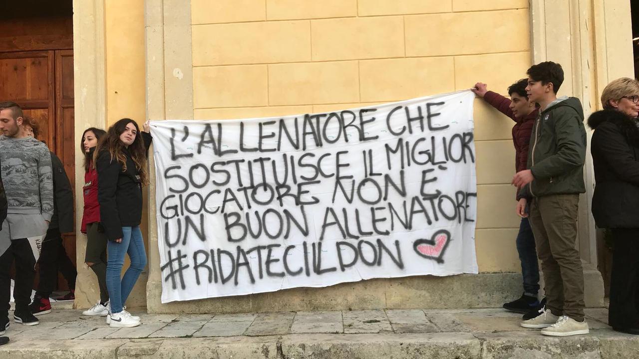 Uno striscione contro la decisione del vescovo