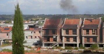 Un rogo nel cantiere abbandonato