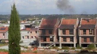 Un rogo nel cantiere abbandonato