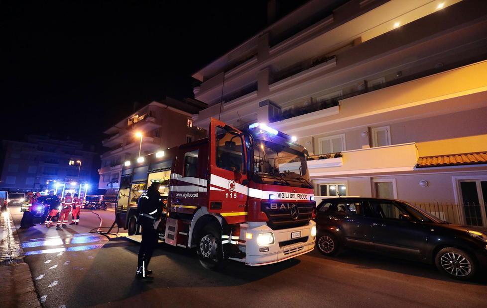L'intervento dei vigili del fuoco in via Abruzzo a Empoli (Foto Agenzia Carlo Sestini)