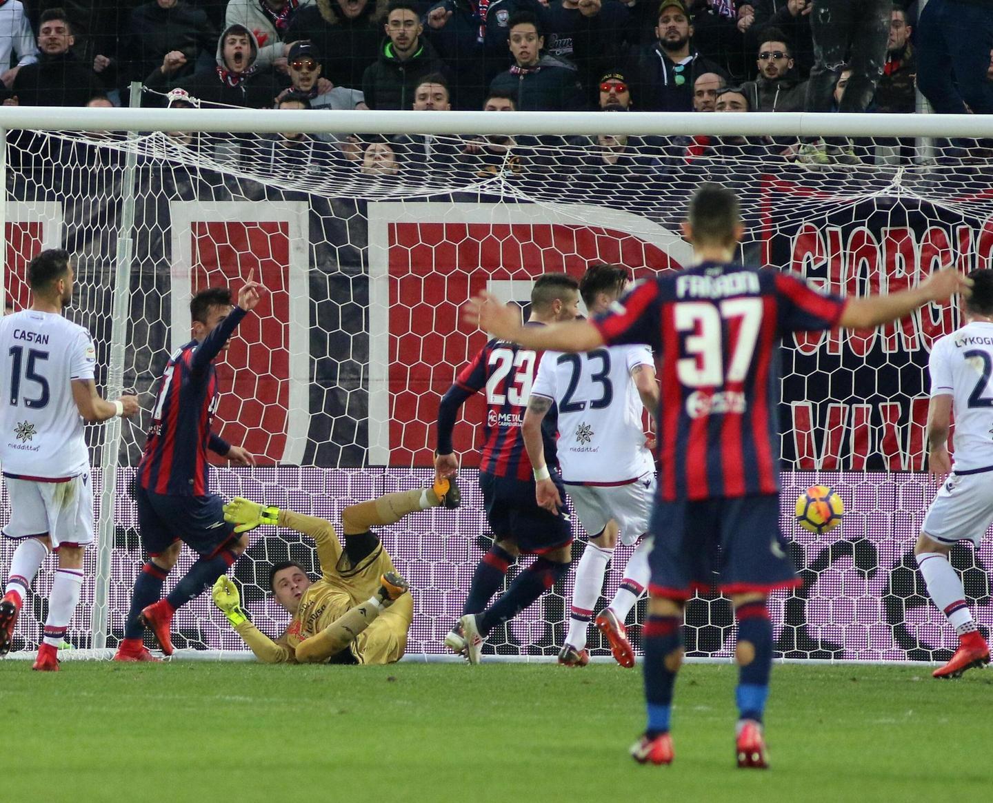 Cagliari, punto pesante a Crotone 