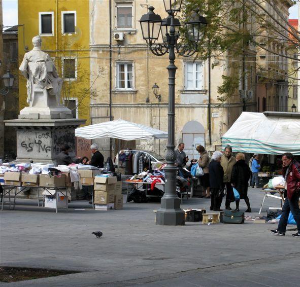 Piazza Tola, amarcord delle sue 45 bancarelle 
