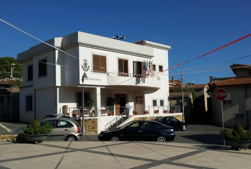 Distrutto in un rogo un capanno del padre del sindaco