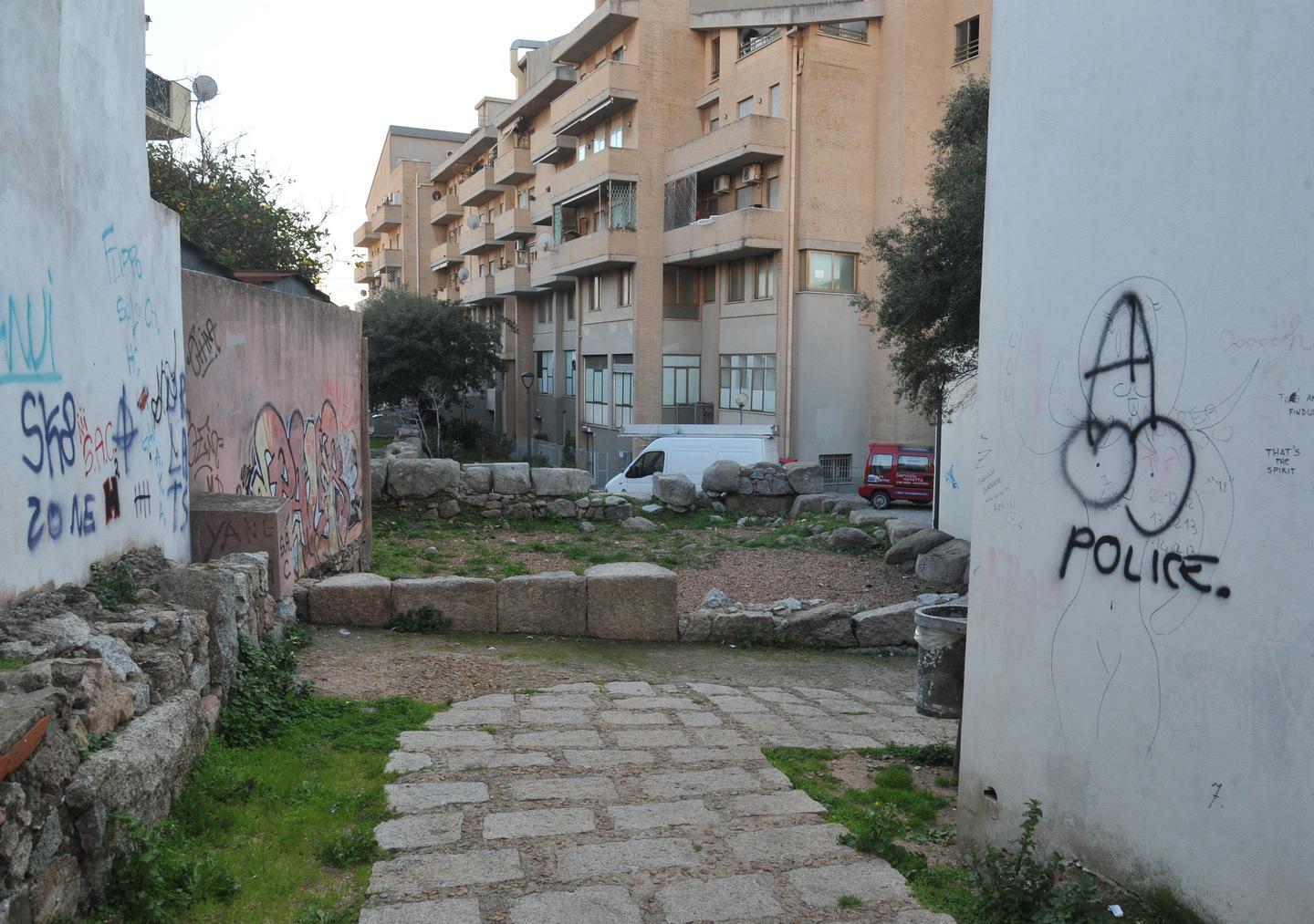 Mura puniche nel degrado tra spray e carcasse di auto 
