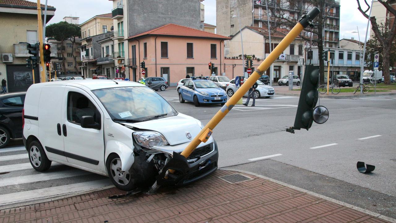 Abbattono il semaforo alla stazione e poi scappano