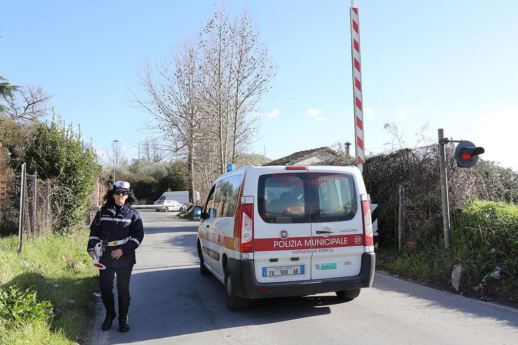 Un intervento della polizia municipale per un passaggio a livello danneggiato (foto d'archivio)