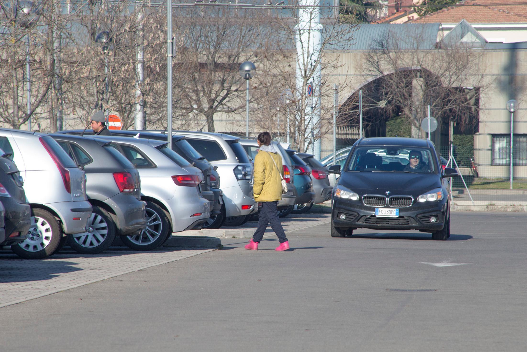 Modena, posteggiatori abusivi al lavoro indisturbati ai poliambulatori 