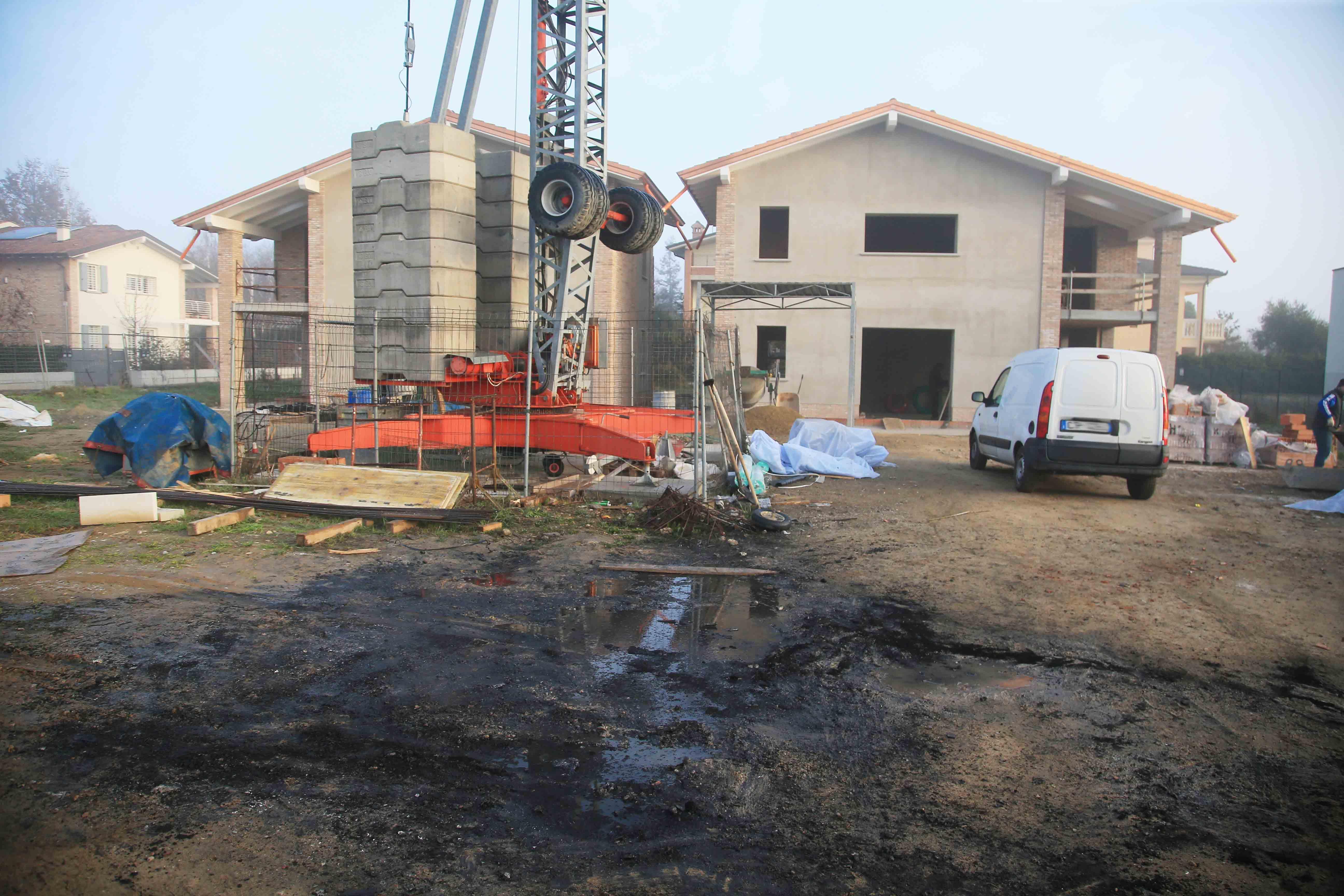 Reggio Emilia, alle fiamme un furgone di un cantiere edile: indaga la scientifica