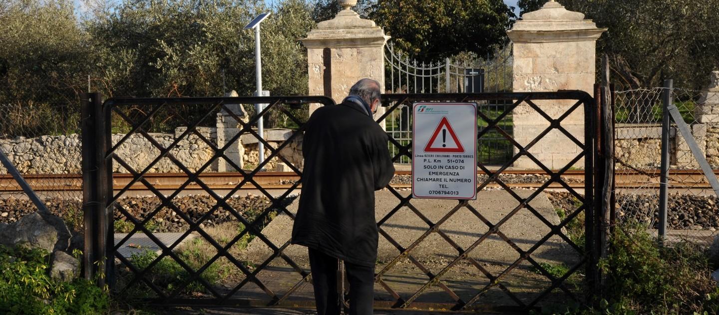 Sassari, famiglia "ostaggio" del treno in casa propria 