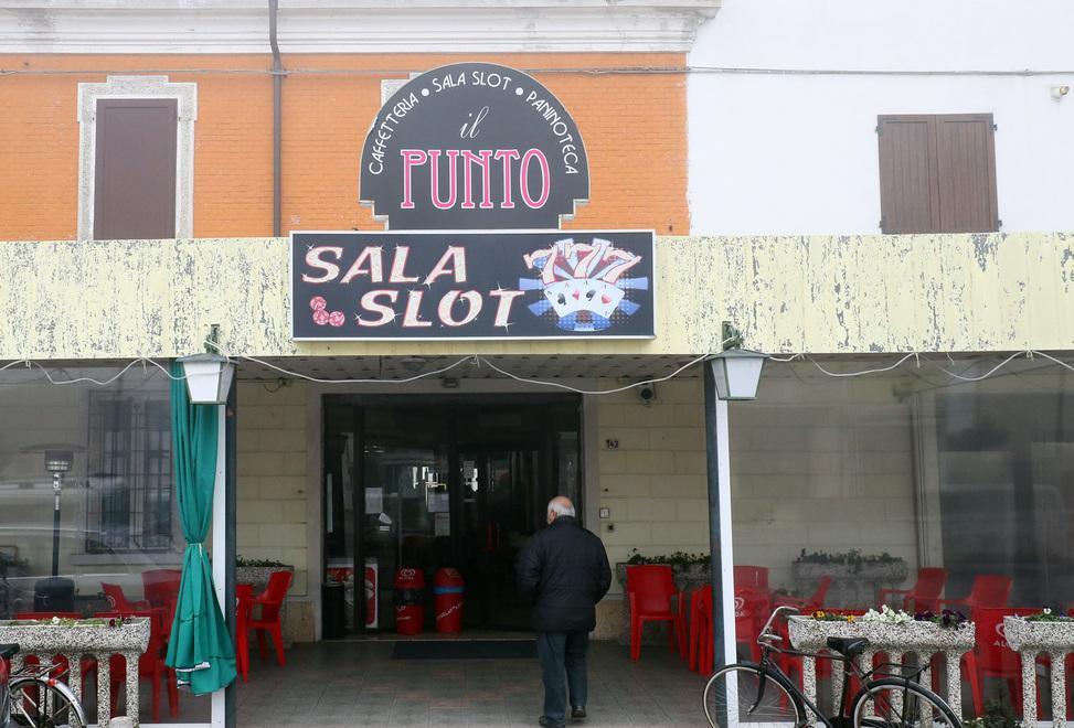 Il titolare del bar sorprende i ladri e li mette in fuga