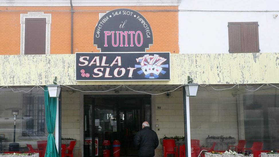 Il titolare del bar sorprende i ladri e li mette in fuga