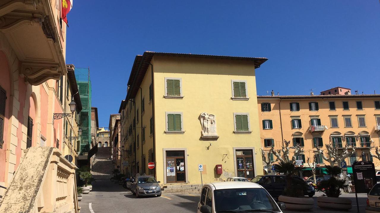 La piazza davanti alla Biscotteria e sullo sfondo la lapide dedicata a Gori