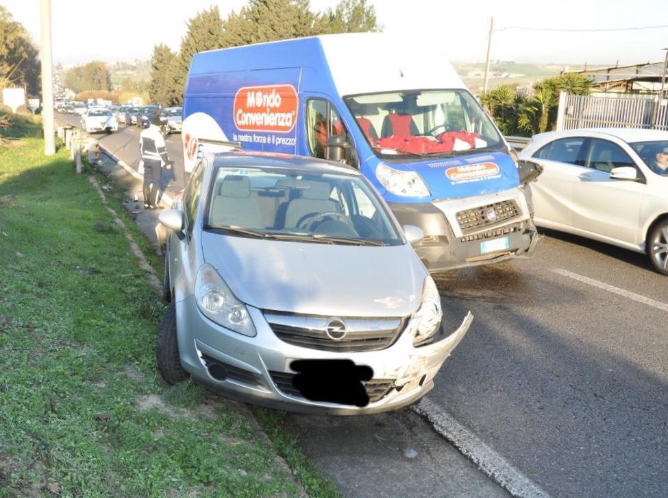 L'incidente sulla 131 dir (foto Mario Rosas)
