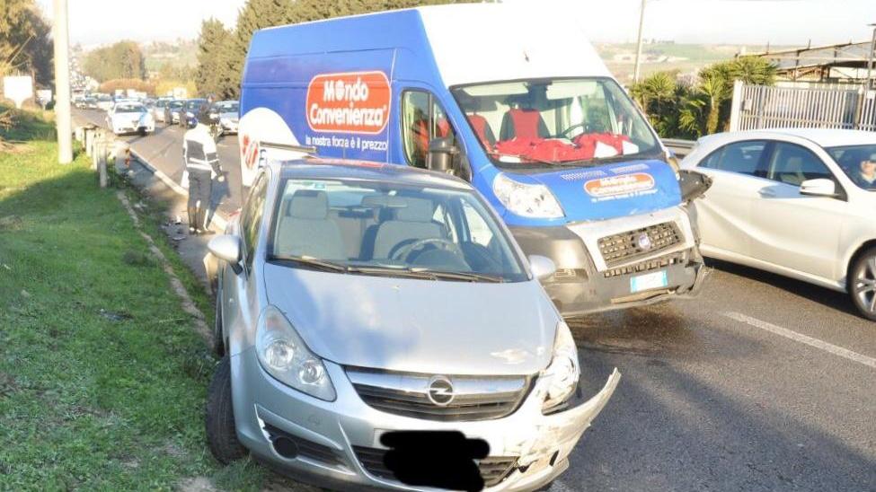 L'incidente sulla 131 dir (foto Mario Rosas)