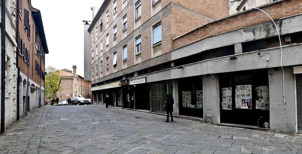 Via Montebello, a due passi da corso Carducci, è una delle strade del centro storico piena di fondi sfitti (foto Agenzia Bf)