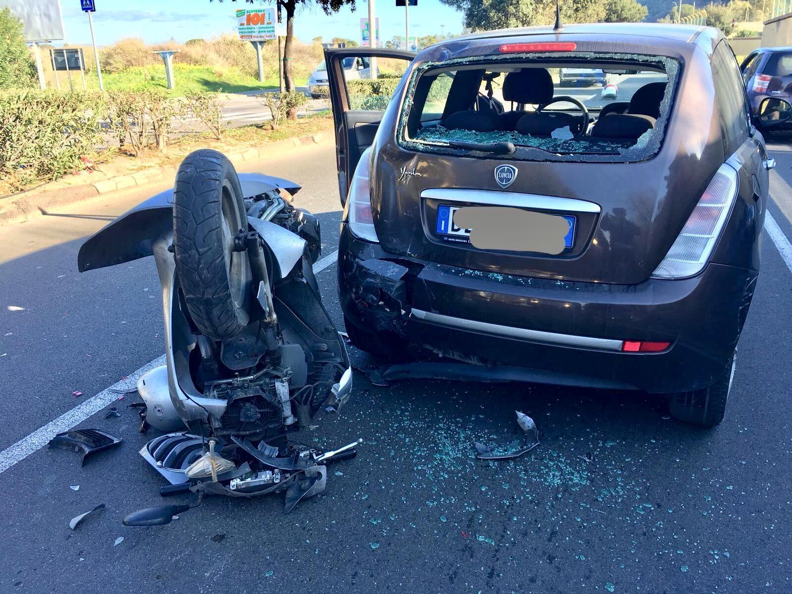 I mezzi coinvolti nel tamponamento di viale Poetto (foto Mario Rosas)