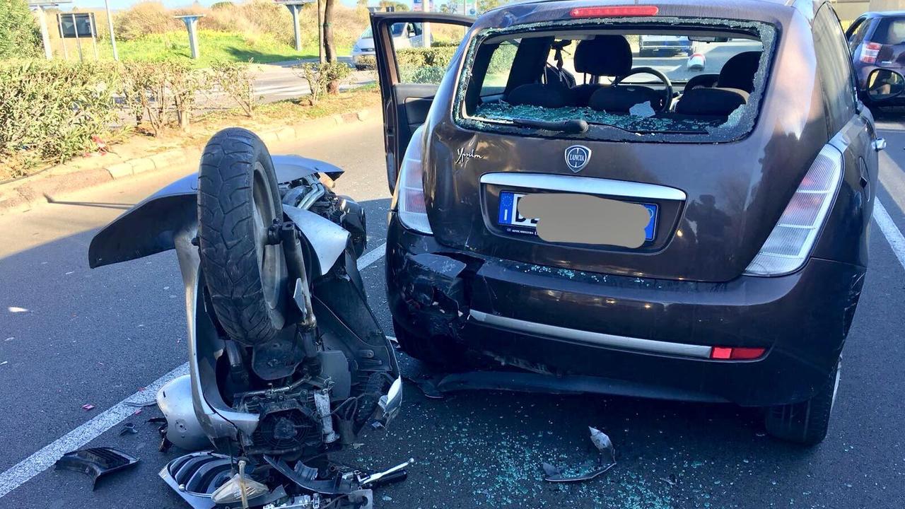 I mezzi coinvolti nel tamponamento di viale Poetto (foto Mario Rosas)