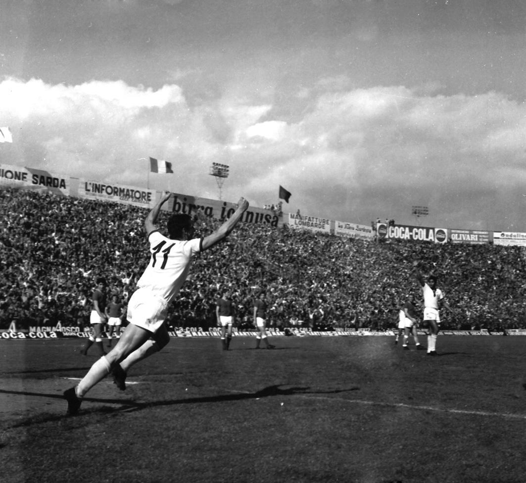 Gigi Riva esulta dopo uno dei suoi leggendari gol 