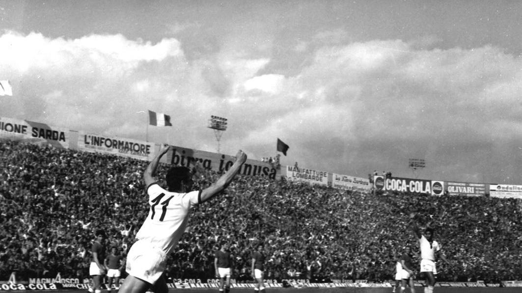 Gigi Riva esulta dopo uno dei suoi leggendari gol