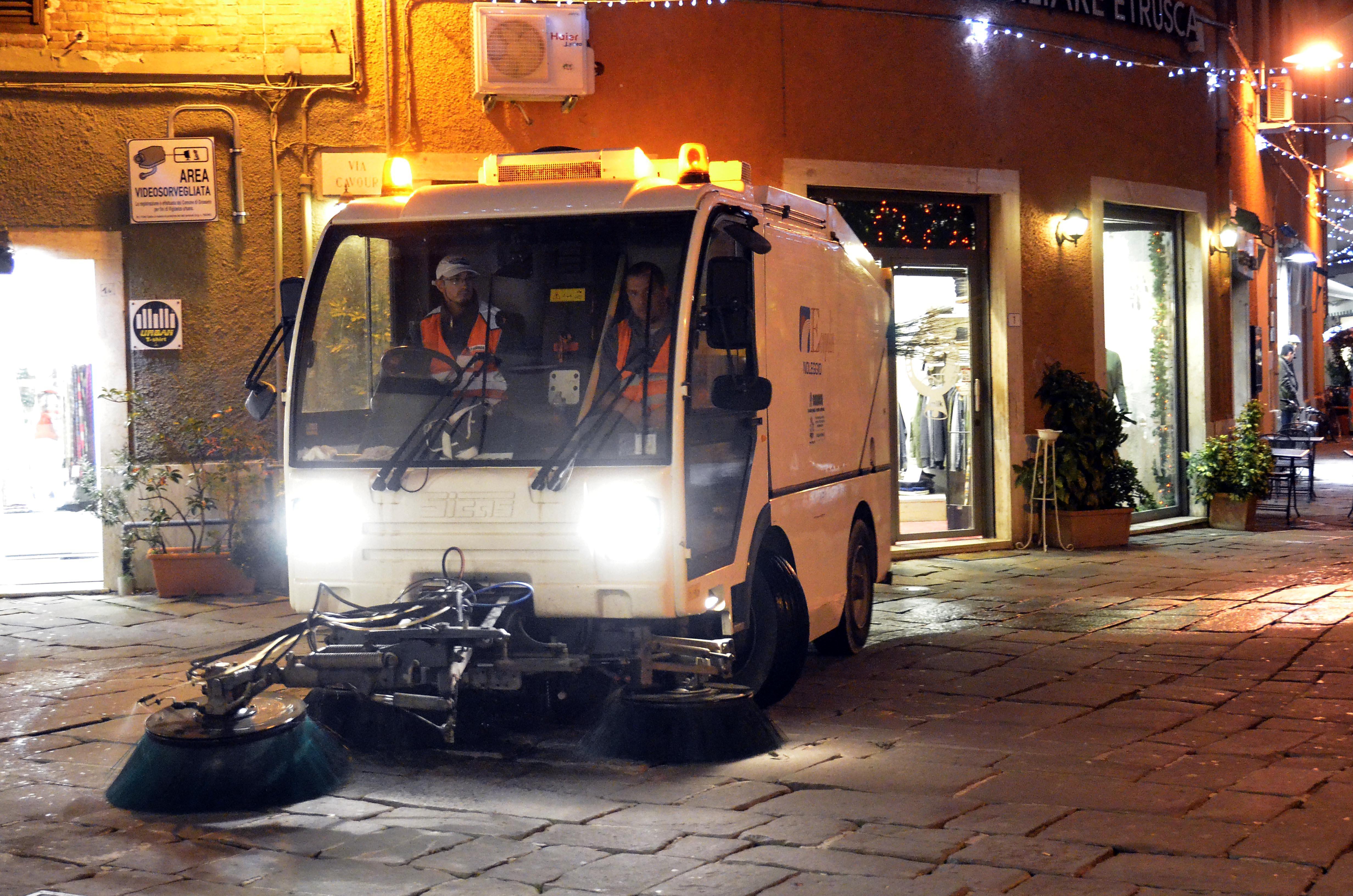 Una spazzatrice nel centro storico di Grosseto