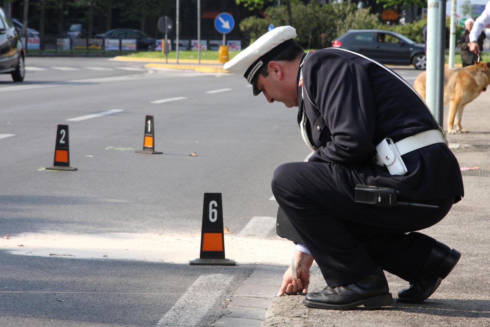La pattuglia della Polizia municipale su un incidente stradale (foto d'archivio)