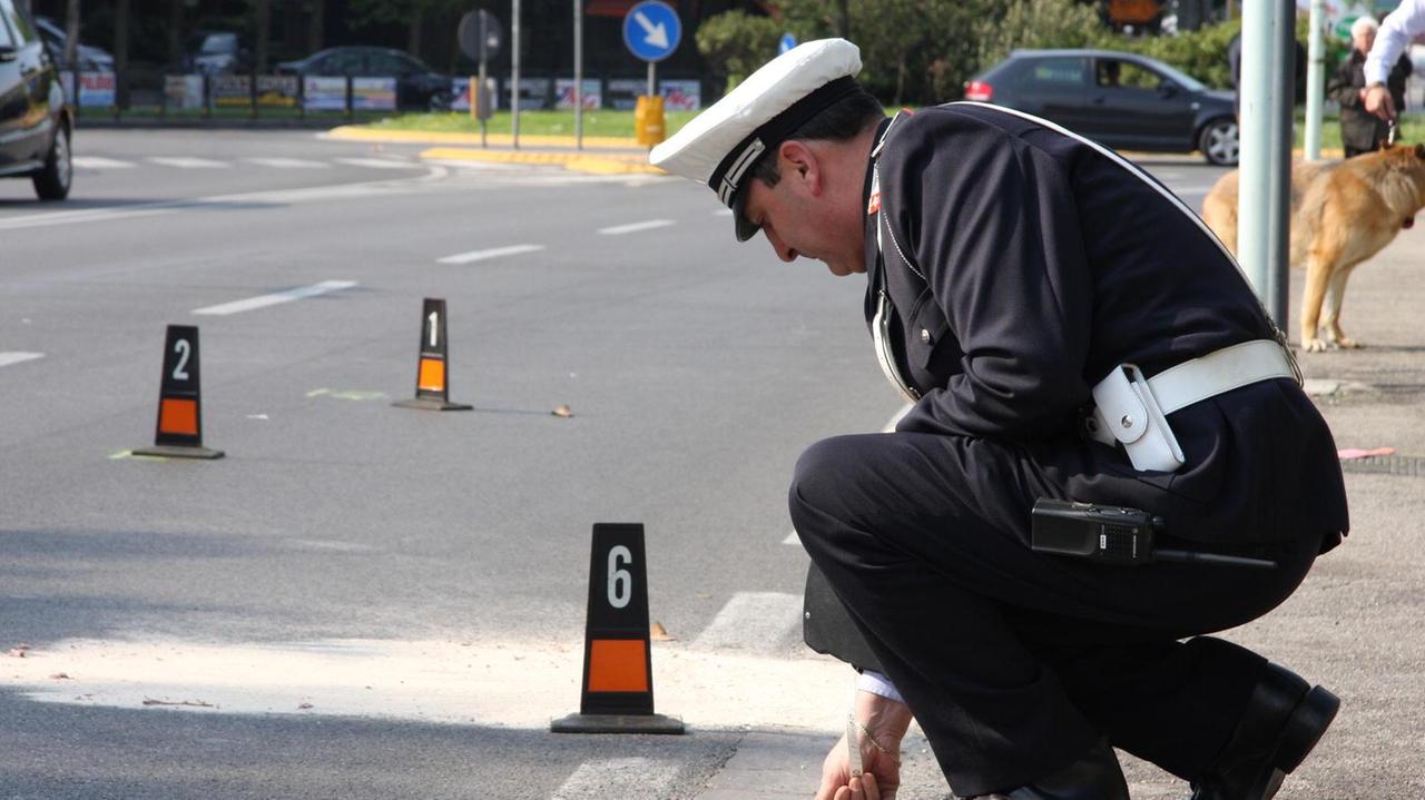 La pattuglia della Polizia municipale su un incidente stradale (foto d'archivio)