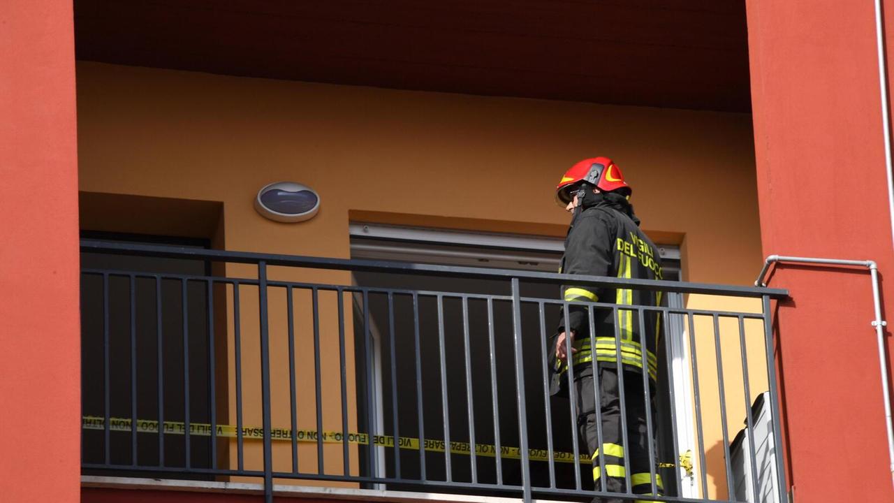 Un vigile del fuoco sul terrazzo dell'abitazione dove è stato trovato morto Carlo Bacci