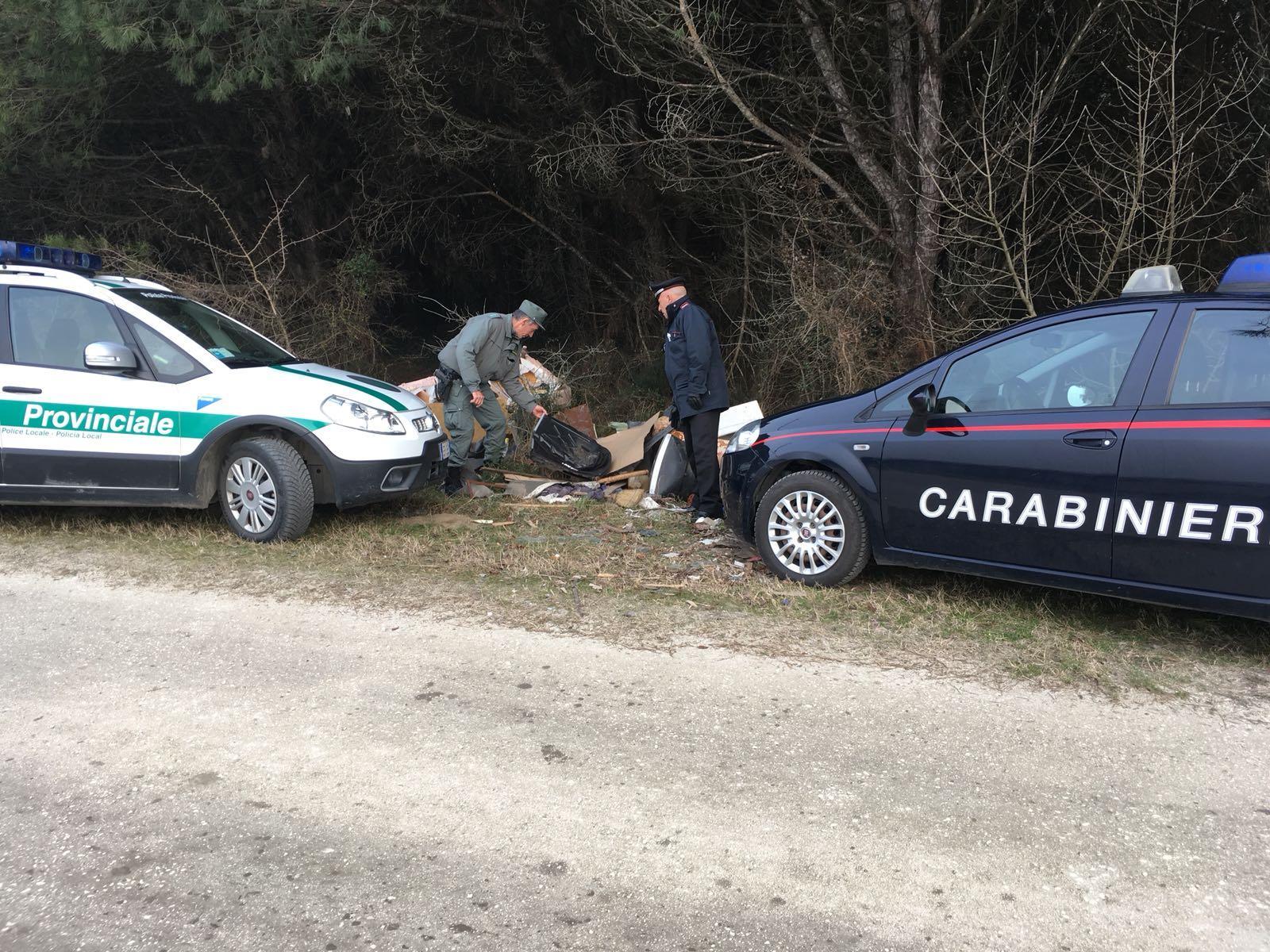 Carabinieri e polizia provinciale sul luogo dell'abbandono dei rifiuti