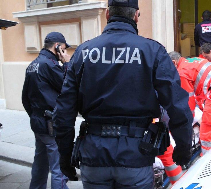Reggio Emilia, lui grida perché è geloso e lei lo picchia con un coperchio 