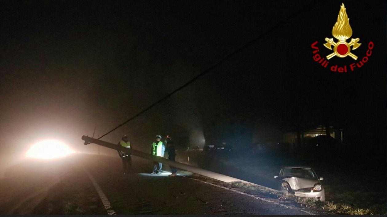Correggio: auto si schianta contro un palo Enel, case al buio