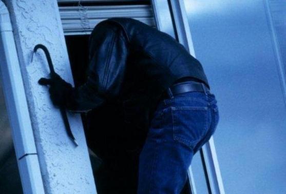Tornano dal Botro e trovano i ladri che rubano in casa