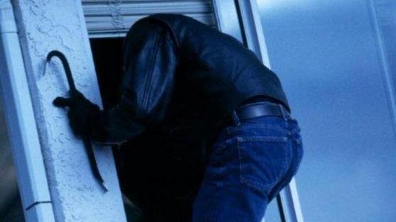 Tornano dal Botro e trovano i ladri che rubano in casa