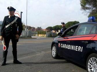 Rubano dentro una macchina con la conducente all’interno