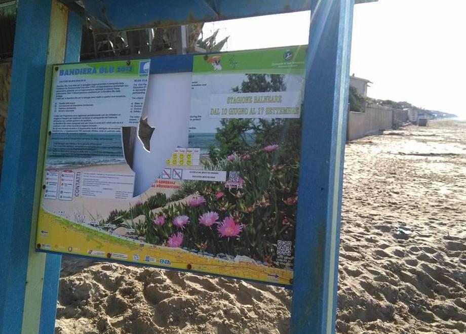 Danneggiati i pannelli sulla spiaggia