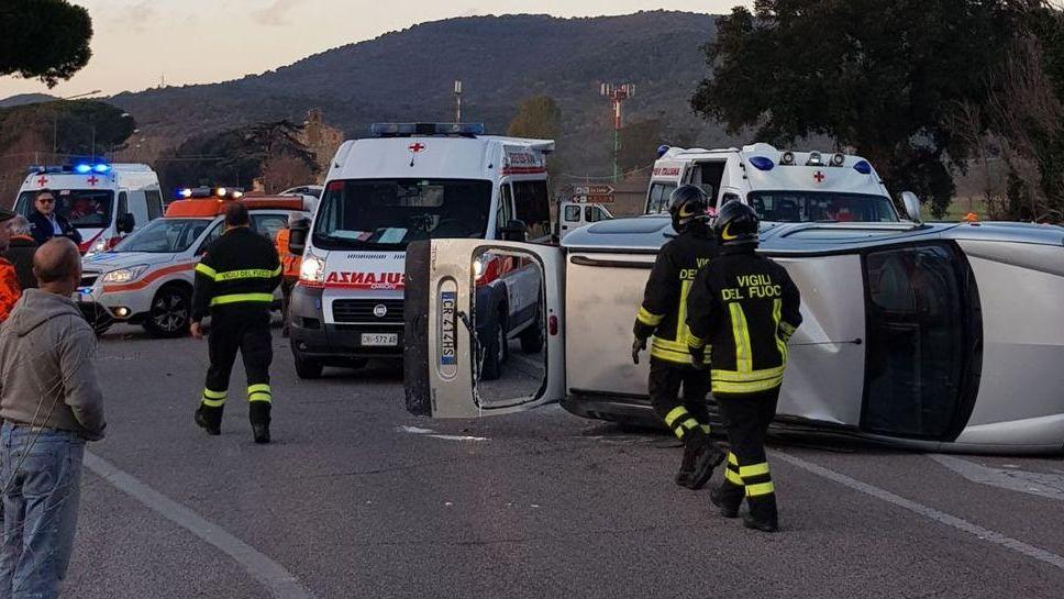 Frontale vicino all’incrocio Un uomo è rimasto ferito