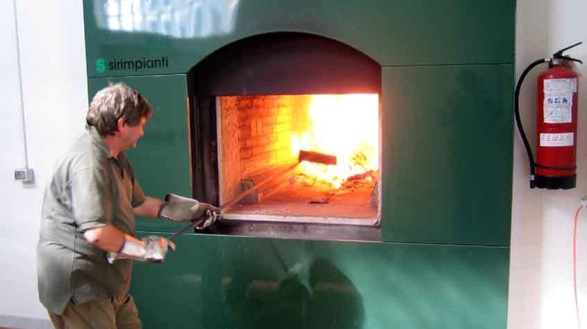 Caos al cimitero, bloccate le cremazioni