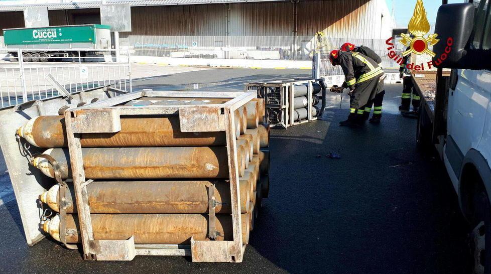 Cade una bombola, fuga di gas in porto 