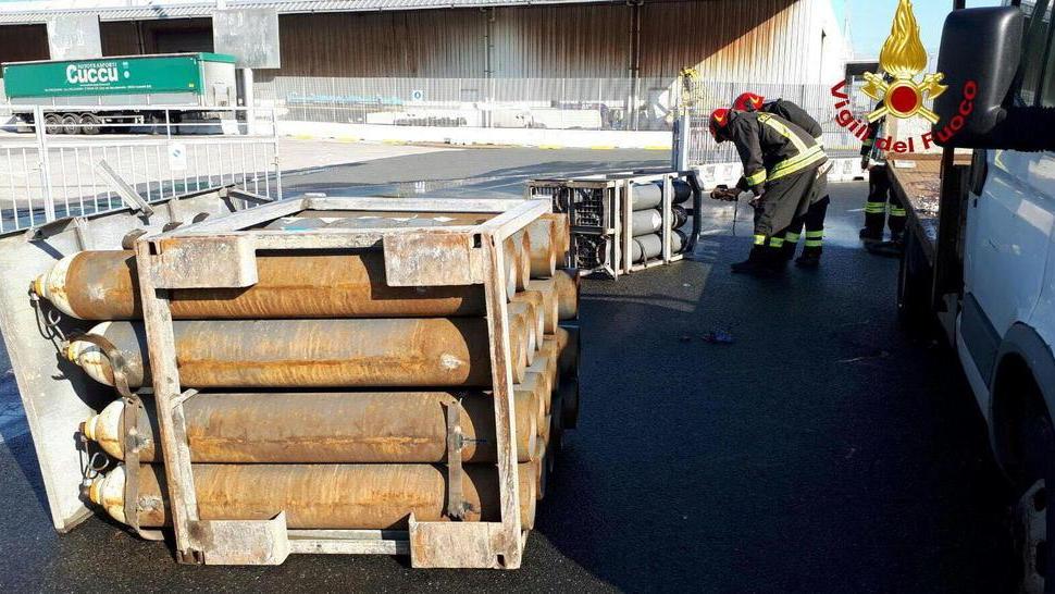 Cade una bombola, fuga di gas in porto