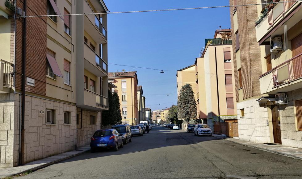 Via Bondigli, anziana scippata mentre apre il portone di casa